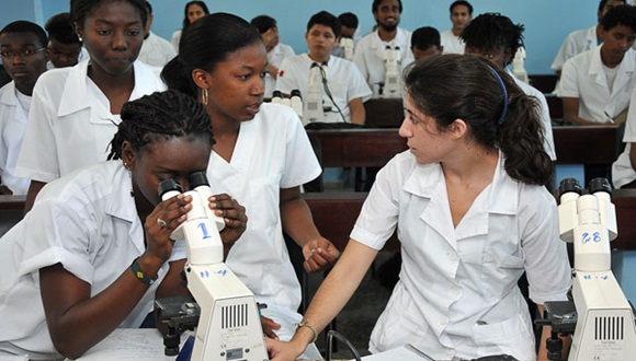 estudiantes-ciencias-medicas-cuba1