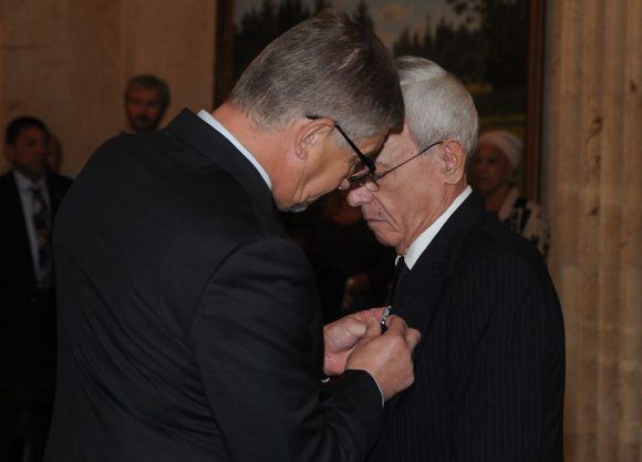 eusebio recibe medalla de la amistad de Rusia 580x417