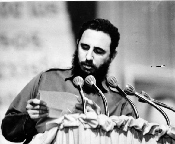 fidel lee la carta de despedida del Che 1 580x476