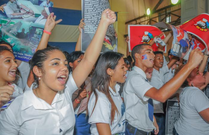 jovenes estudiantes acto