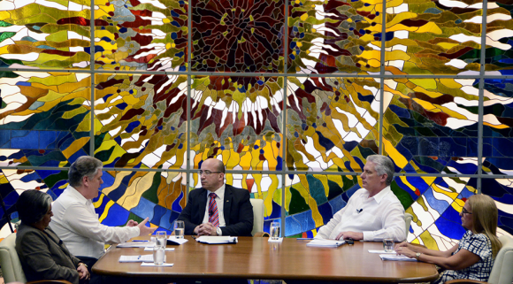 mesa redonda salarios