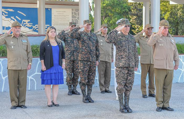 ministro defensa salvador homenaje2