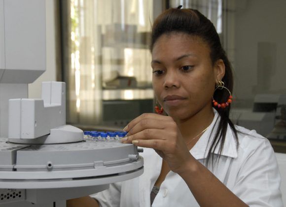 mujer cubana ciencia laboratorio antidoping salud 580x421