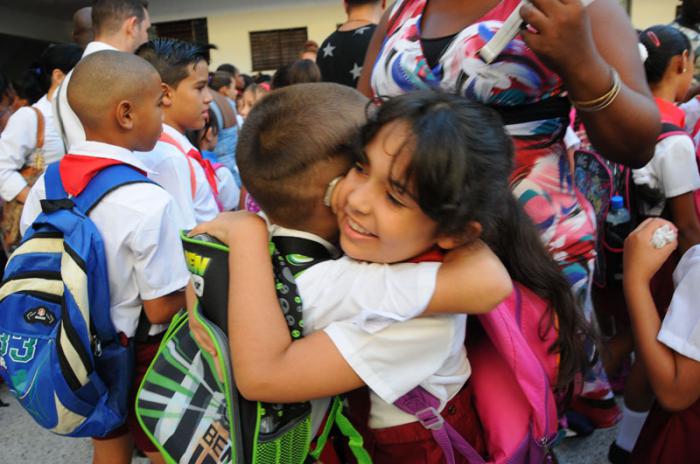 niños abrazo escuela