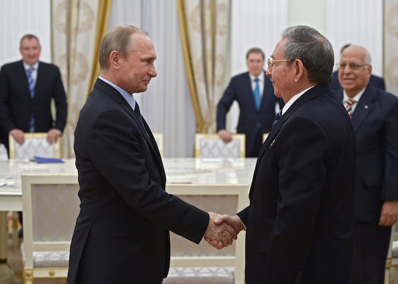 putin y raul en el kremlin 1 ap