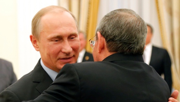 putin-y-raul-en-el-kremlin-5-ap