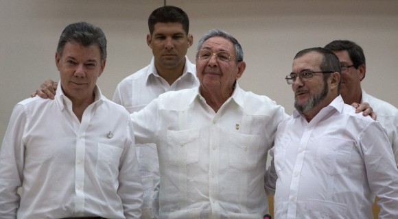 raul-castro-y-colombia-juan-manuel-santos-farck-580x320