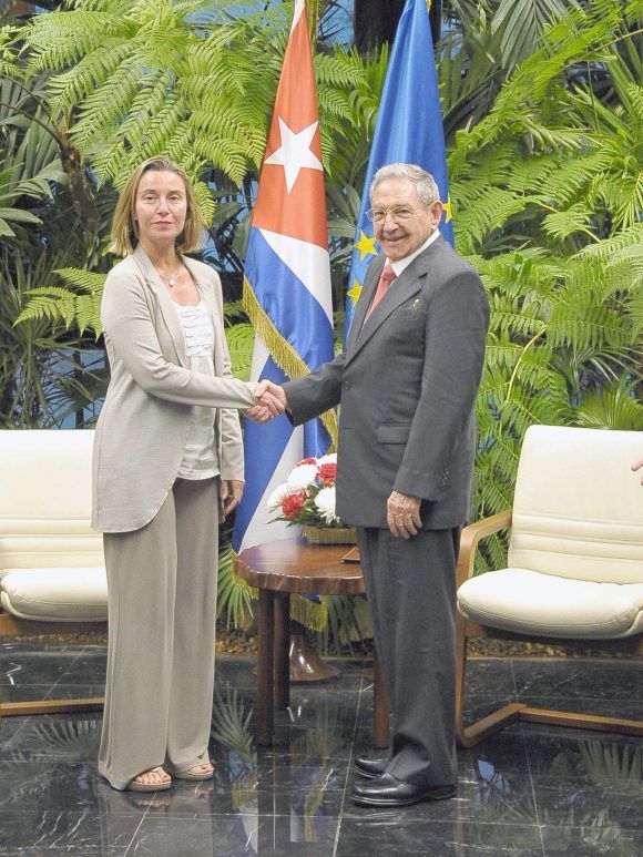 raul y mogherini 2 580x773