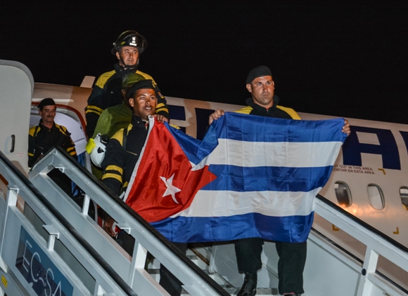 rescatistas cubanos en ecuador regresan a cuba
