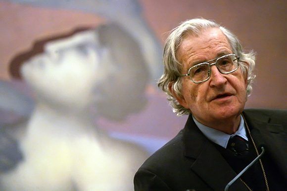 noam chomsky 580x387