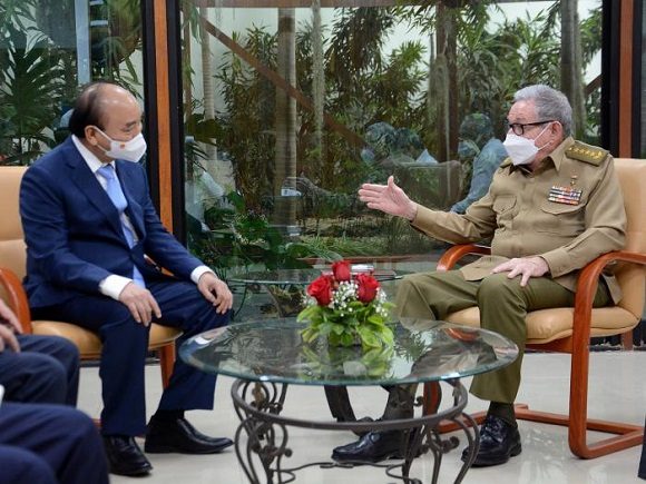 raul y presidente de Vietnam 580x435