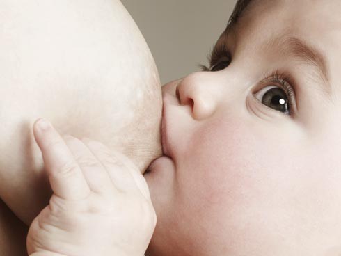 bebe lactando
