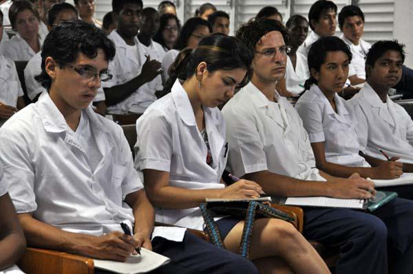 estudiantes medicina cuba