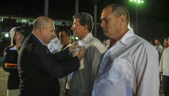 salud medalla ebola cuba