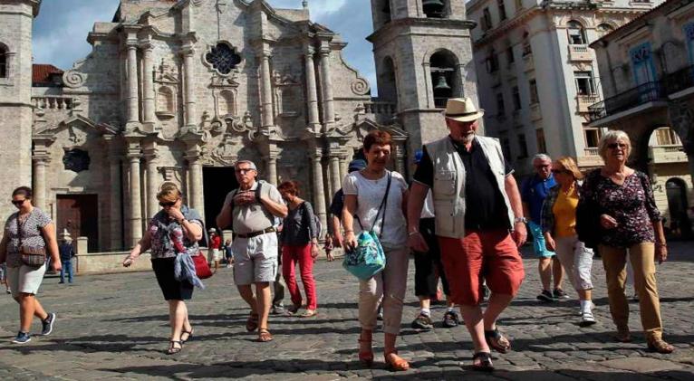 turistas en cuba p